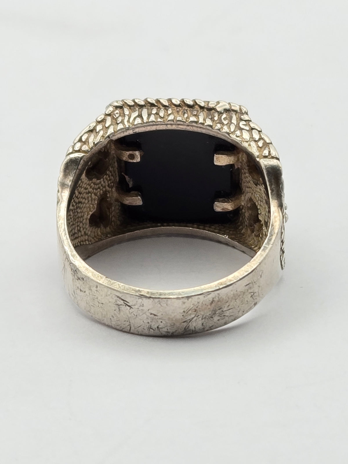 angled shot showing onyx intaglio and rope border