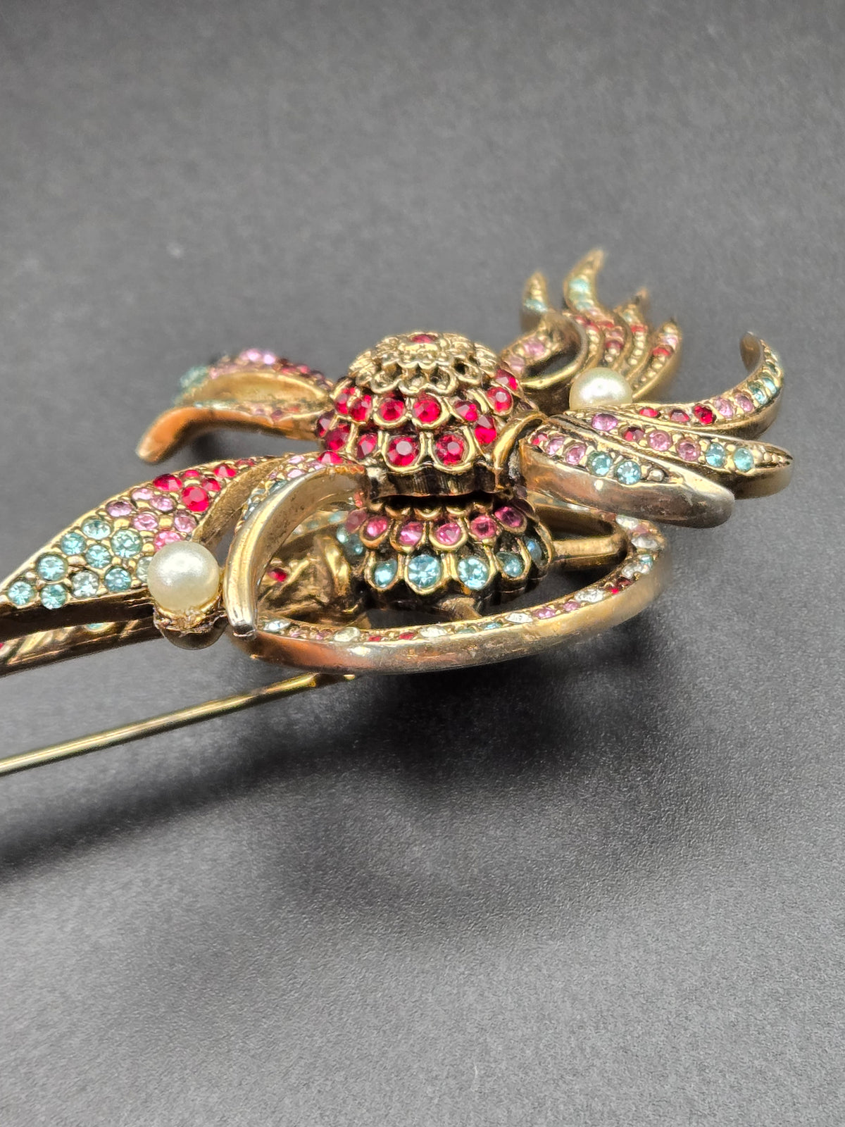 side profile showing spinner mechanism and clasp