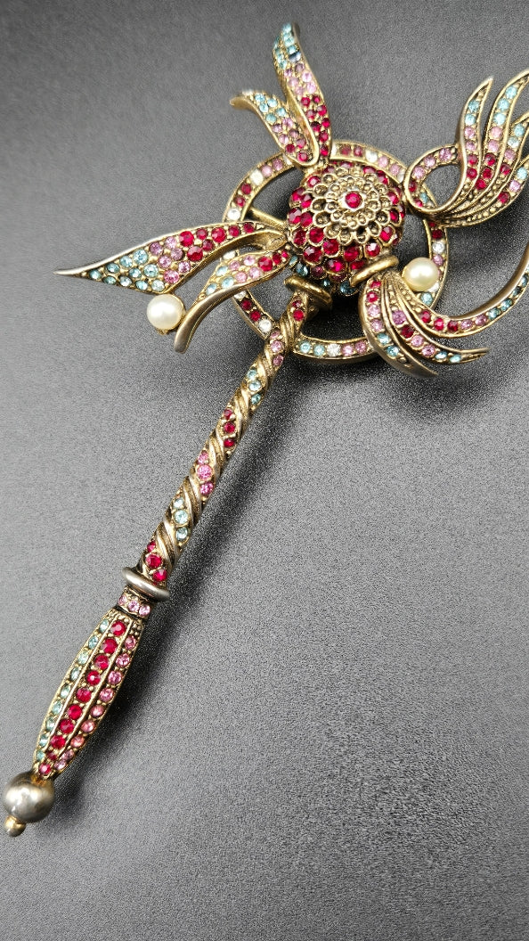 brooch in motion showing spinning element