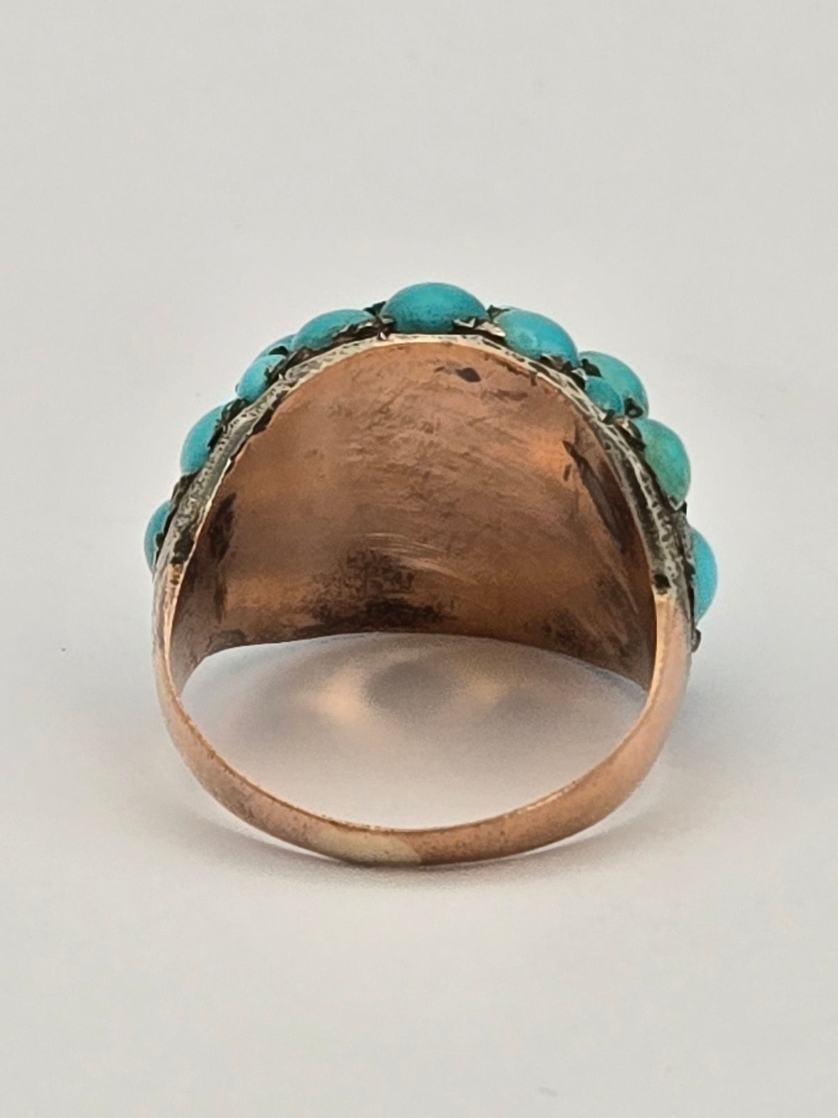 side view showing silver prongs and gold band